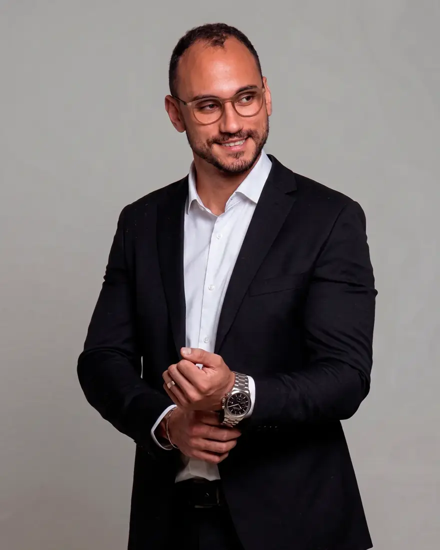 Dr. Talles Eduardo em seu consultório
